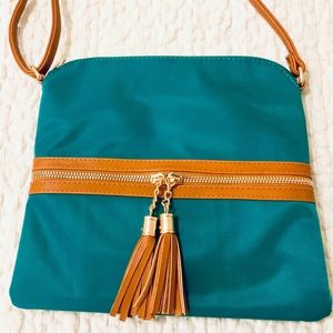 BEAUTIFUL TEAL NYLON W/TAN TRIM CROSSBODY BAG❤️CLOSEOUT DEAL⭐️ TASSEL ACCENT NWT